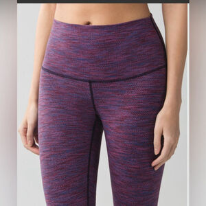 🤩 LULULEMON Wunder Under Crop II (Roll Down)
Jacquard Naval Blue magenta